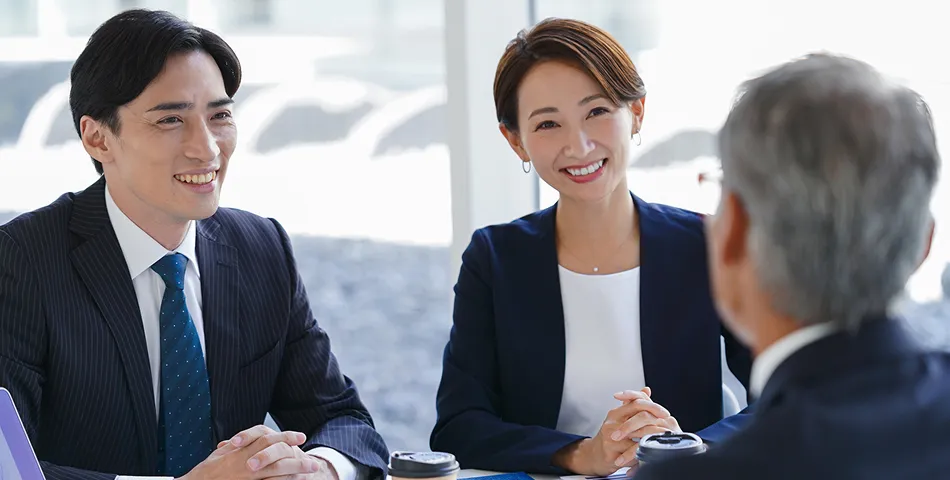 お客様と商談する営業担当者