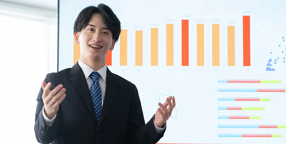 グラフを使って説明するマーケティングコンサルタント