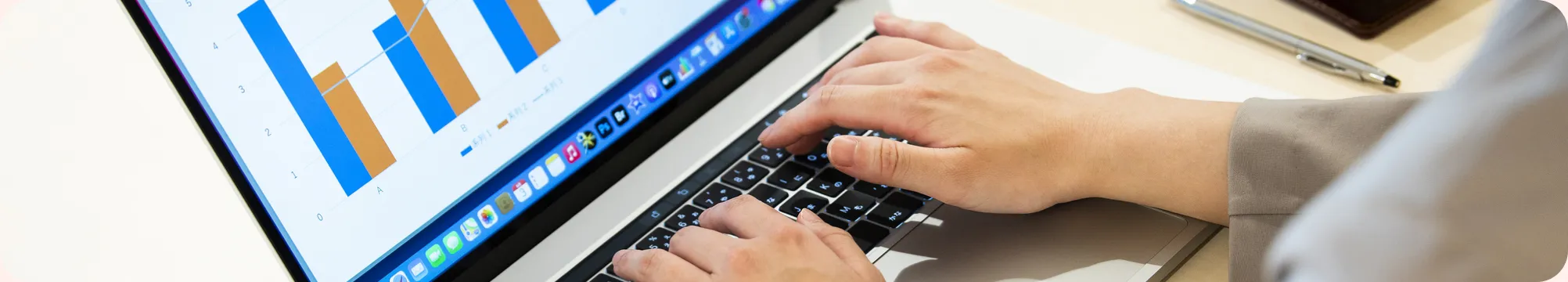 アクセス解析のデータを確認する様子