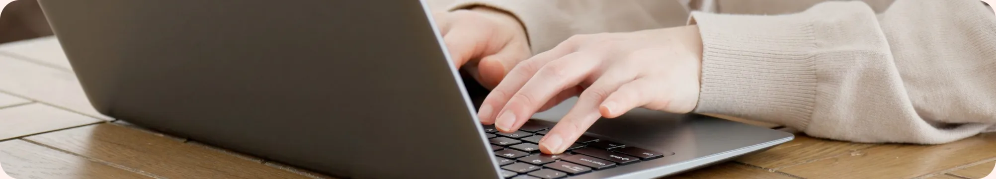Webサイトのデータを確認しながら改善を進める様子