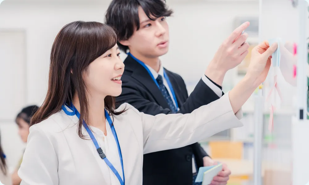 事業課題に沿ったフォーム改善案を提案する担当者