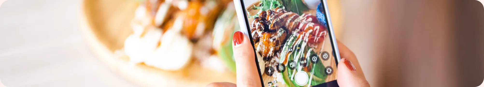 Instagramの投稿をスマートフォンで確認する様子
