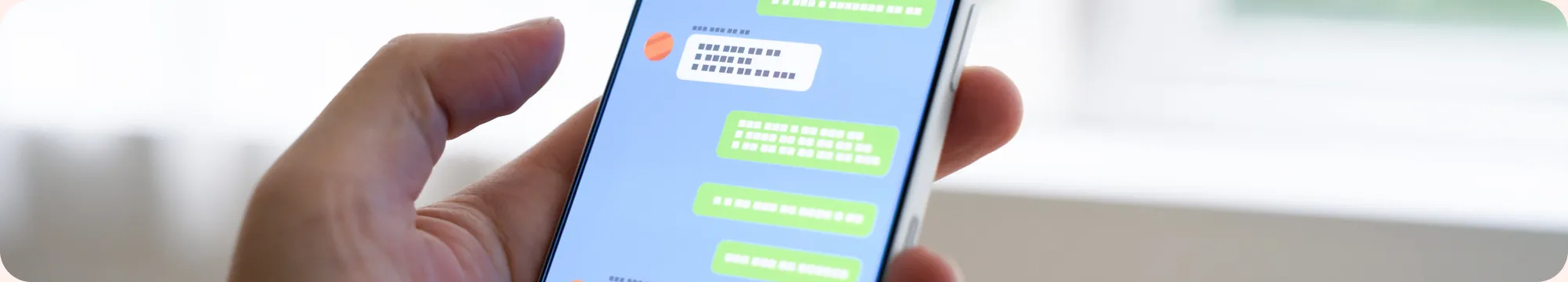 LINE公式アカウントのメッセージを確認する様子