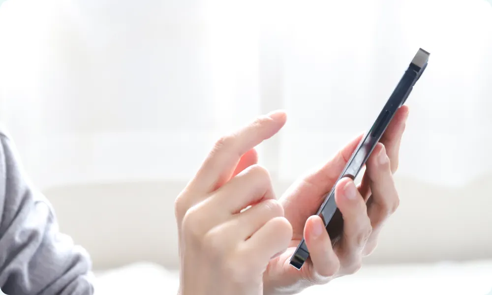 スマートフォンでLINEミニアプリを操作する様子