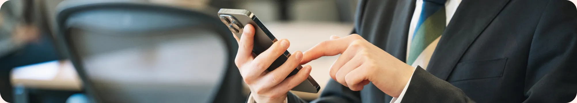 検索広告の運用データを確認しながら打ち合わせをする様子