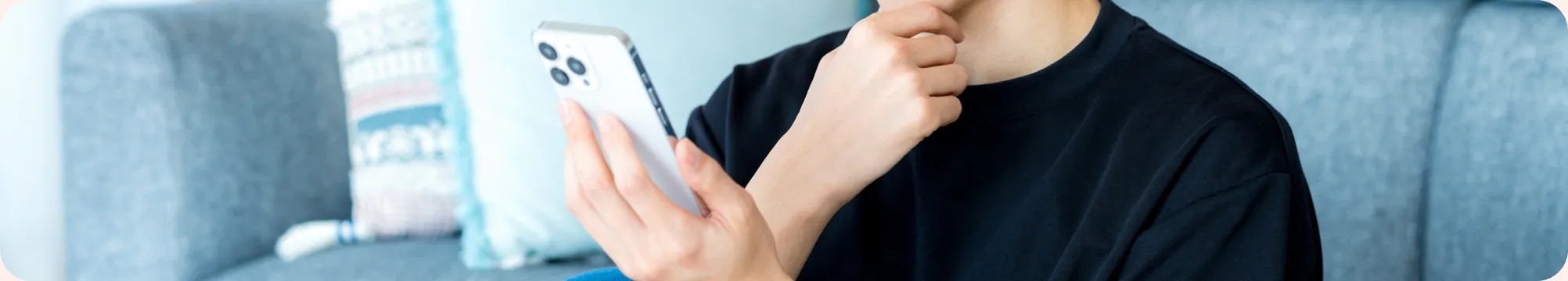スマートフォンでメールを確認する様子