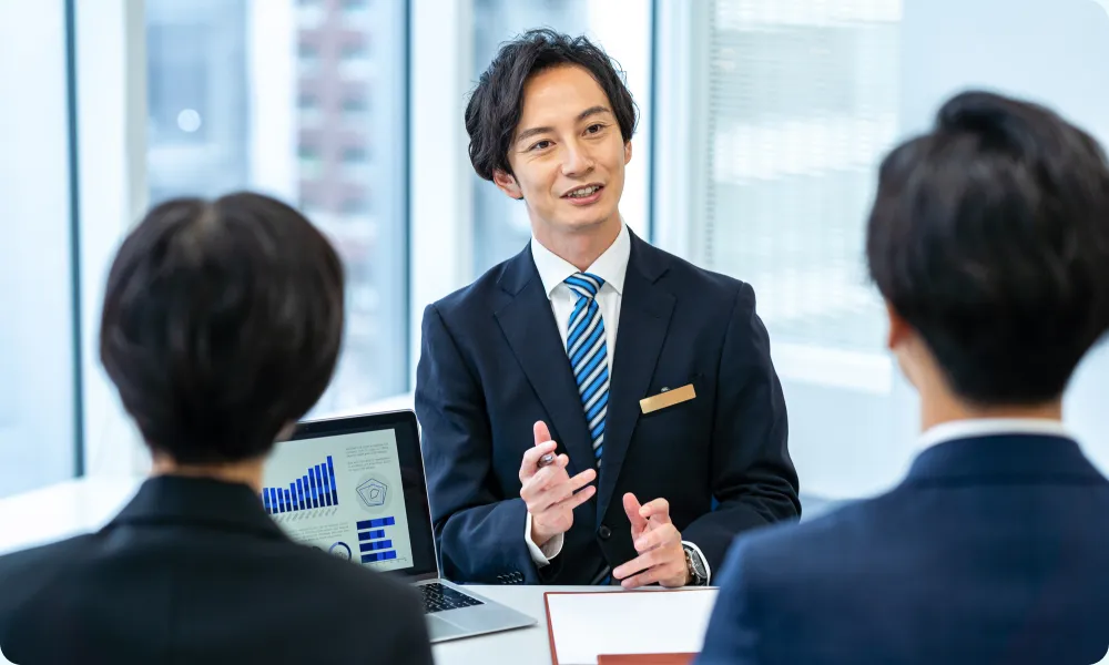 マーケティング組織の課題を整理するコンサルタント