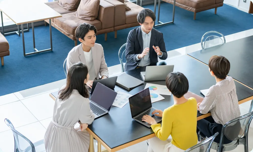 マーケティングプロジェクトに取り組むチーム