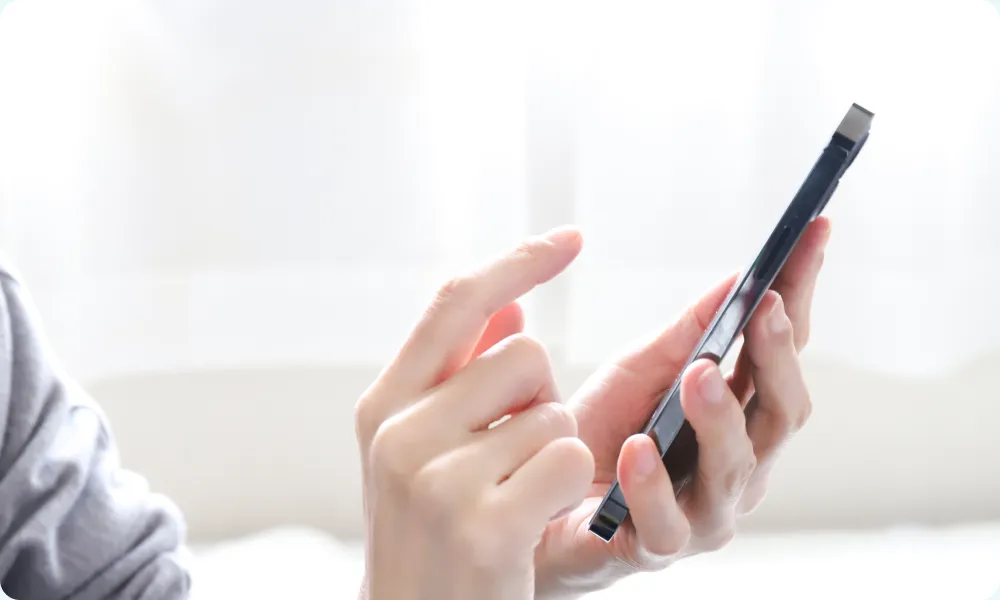 スマートフォンの操作性を確認する様子