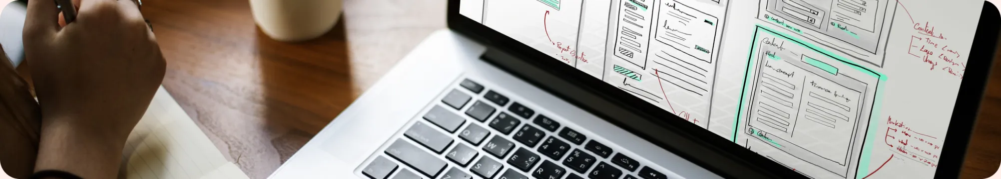 Webサイトの画面設計を検討している様子